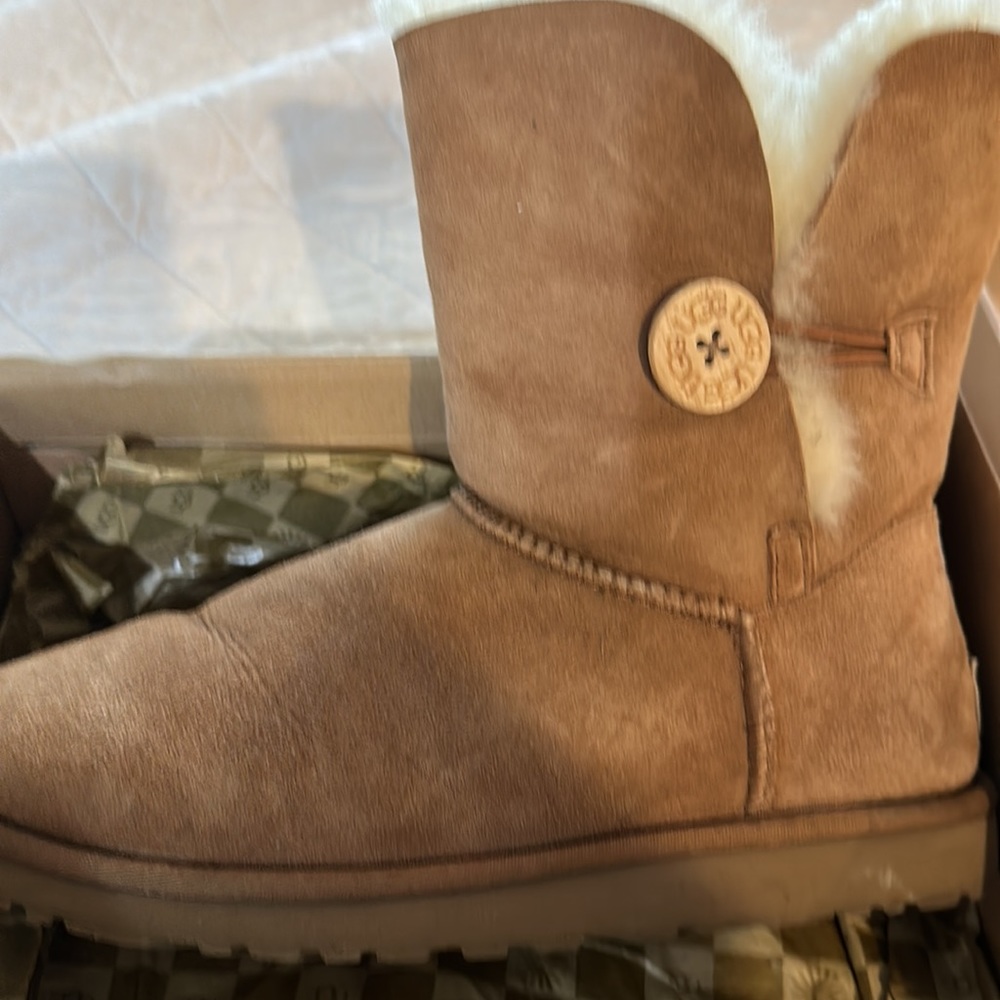 Ugg Bailey Button chestnut size 8 great condition